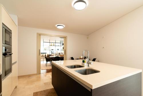 Luxury Ocean View Residence I 3BR I Pools I Madeira Palace I Funchal