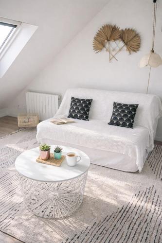 a living room with a bed and a coffee table at Le cocon San Francisco in Tours