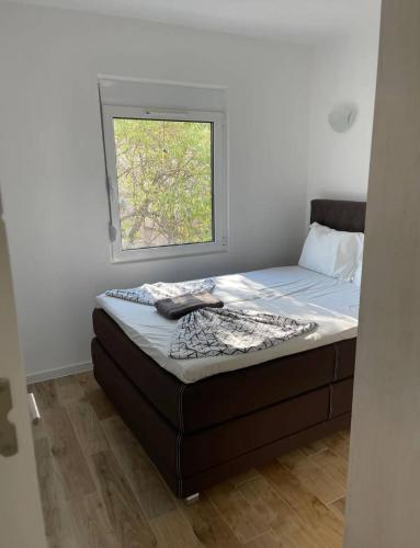 a bed in a room with a window at Villa Roki in Ravanj