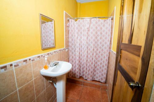 a bathroom with a sink and a shower at El Mirador de Lanquin in Lanquín