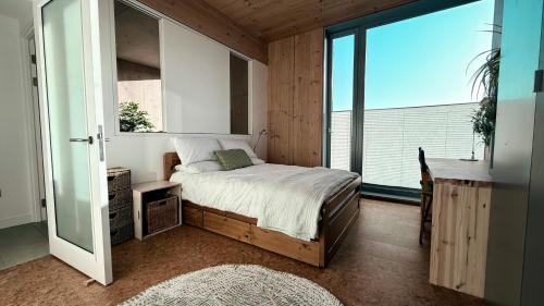 a bedroom with a bed and a desk and a window at Flat 4A in Edinburgh