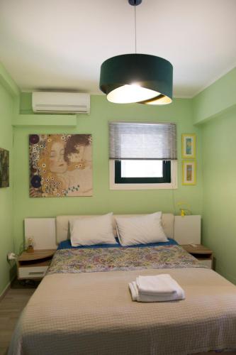 una camera da letto con un letto con una parete verde di Casa Elena Spetses a Spetses