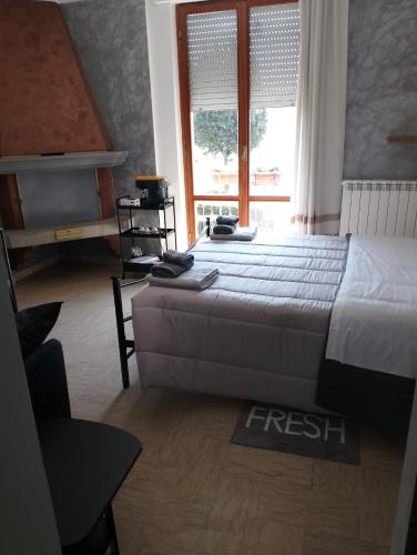 a bedroom with two beds and a window at Residence Casa Berti in Spello