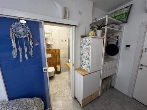 a small room with a blue door and a closet at B&B Casa Limone in Limone sul Garda