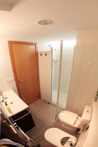a bathroom with a toilet and a sink and a mirror at Cullera - Primera Línea de Playa in Faro de Cullera