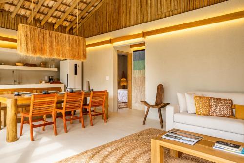 a living room with a table and a couch at Casa Água - Praia do Preá in Prea