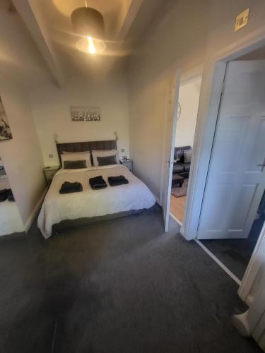 a bedroom with a large white bed in a room at Apartment in Solihull, near B'ham, NEC & Warwick in Solihull