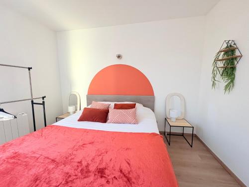 a bedroom with a large bed with a red blanket at Le Mirror- hyper centre ville in Sens