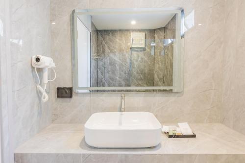 a white bathroom with a sink and a mirror at Aqua Soul de Pakbara in Ban Pak Ba Ra