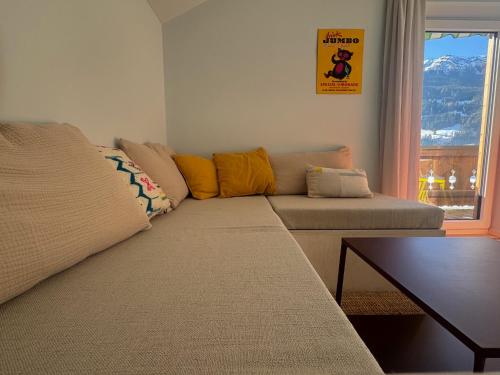 a living room with a couch and a table at Chalet Franzi - Ruhiges Chalet mit Bergblick, Garten und gratis Eintritt ins Solarbad in Dorfgastein
