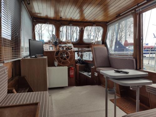Bateau MAXENCE في اويسترهام: داخل قارب مزود بطاولة وجهاز تلفزيون