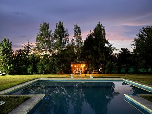 Ein Swimmingpool mit einem Haus im Hintergrund in der Unterkunft Caggdom in Salvador María
