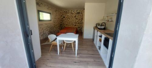 La grange studio à 100 mètres du lac et 30 mètres de la piste cyclable N2