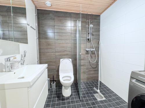 a bathroom with a toilet and a shower at Moderni Kaksio -Huippu sijainti! in Jyväskylä