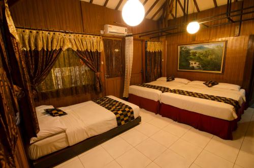 Tempat tidur dalam kamar di Fora Guest House Taman Lingkar