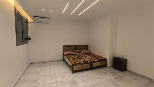 a bedroom with a bed in a white room at Soul Appart DZ in Kouba