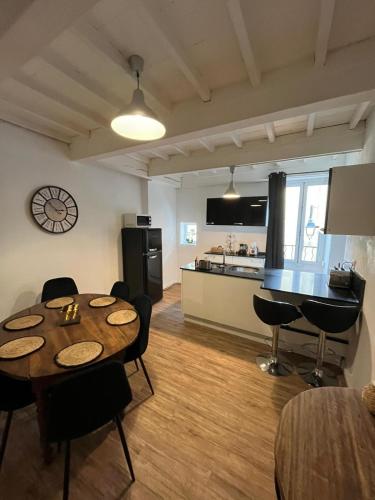 Duplex في بورغ سانت انديول: غرفة معيشة مع طاولة وكراسي ومطبخ