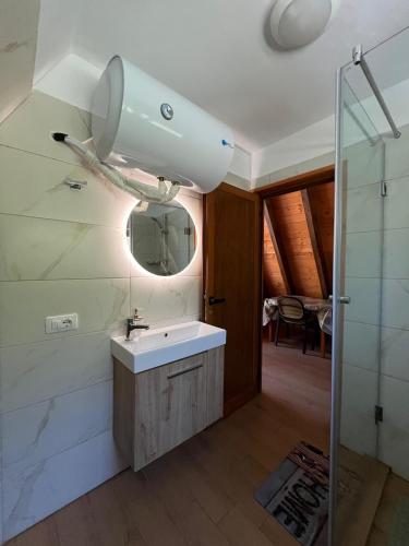 Bilik mandi di Bungaja Chalets