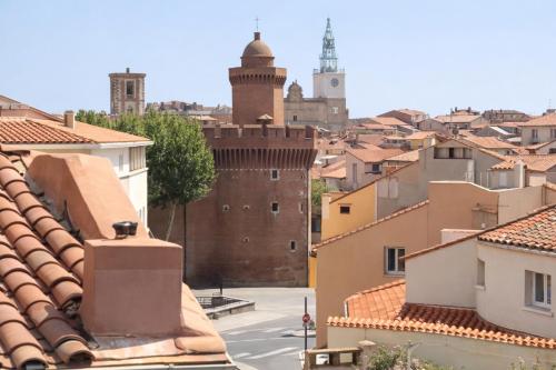 a view of a city from the roofs of buildings at ELEGANCE Castillet - Plein Centre Proche Gare Bus et Transports - IDEAL COUPLE ou PRO - Moderne et Confort - OFFRE SPECIALE in Perpignan