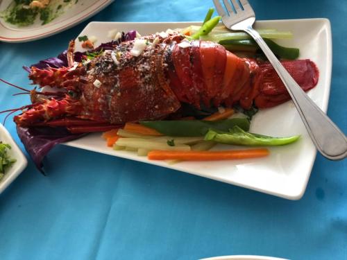 un piatto di cibo con un'aragosta su un tavolo di Hotel Takia a Labasa
