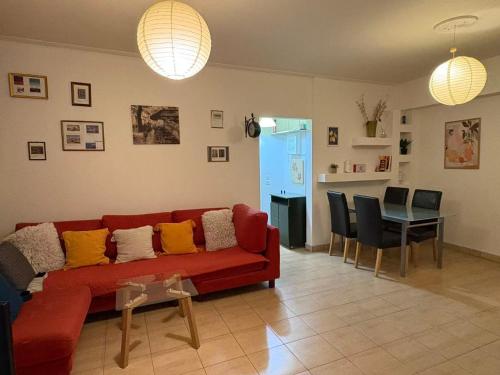 Cozy lower ground floor apartment by Sea and Tram