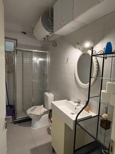 Cozy lower ground floor apartment by Sea and Tram