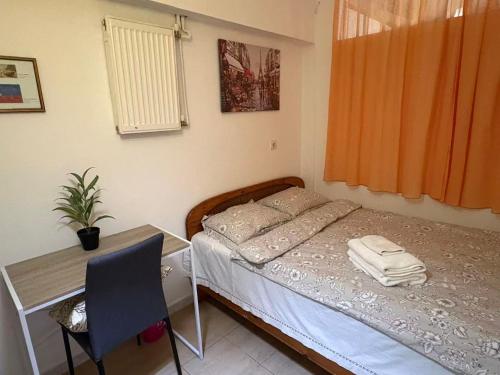 Cozy lower ground floor apartment by Sea and Tram