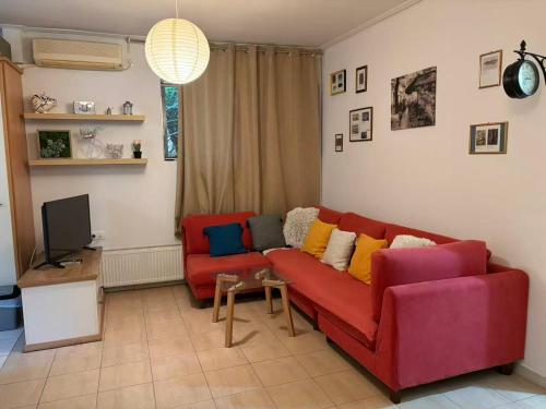 Cozy lower ground floor apartment by Sea and Tram