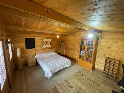 an overhead view of a bedroom in a log cabin at La Marciana - piscina pista tenis futbol y baloncesto privado - Bungalow externo independiente in Chiclana de la Frontera