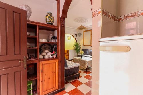 a room with an open door and a room with a kitchen at Appartement calme et ensoleillé avec WiFi haut débit in Sidi Ifni