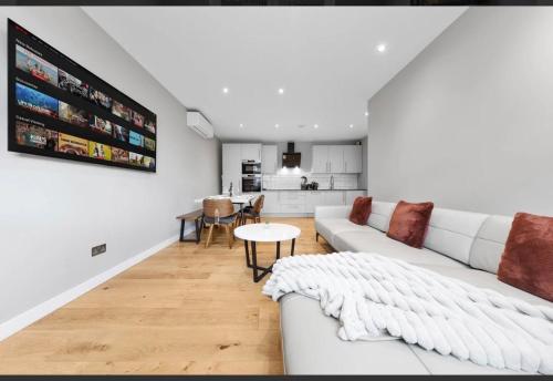 a living room with a white couch and a table at Luxury 2 bed C1 apartment London Bridge in London