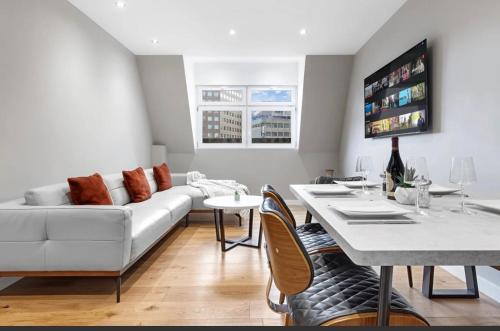 a living room with a white couch and a table at Luxury 2 bed C1 apartment London Bridge in London