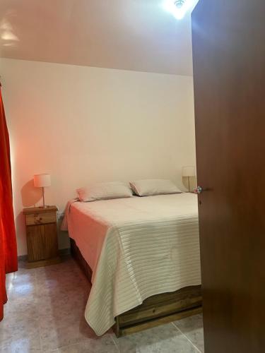 a bedroom with a bed in a room at Cima Departamentos in Rivadavia