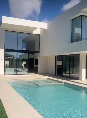 Ultra-Modern 5-Bed Luxury Chalet with Private Pool & Home Cinema 13 Min To Beach