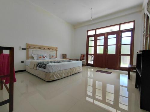 a bedroom with a large bed and a window at Talalla 170 Villa in Talalla South