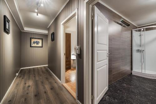a hallway with a shower and a glass door at Fauske Central Apartment - Cozy & Walkable in Fauske