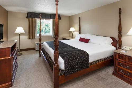 a hotel room with a bed and a television at Wyndham Garden Warsaw in Warsaw