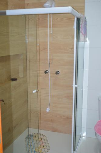 a shower with a glass door in a bathroom at Casa de huéspedes Aruska in São Gabriel