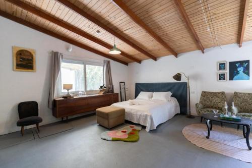 a bedroom with a bed and a desk and a chair at Casa Blue3 in Punta del Este
