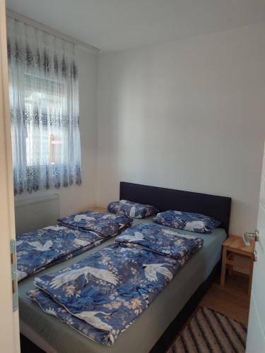 a bedroom with two beds and a window at Apartman BIM 58 in Banja Koviljača