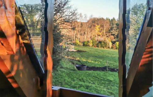 a view of a yard from a window at La Tanière in Rosporden