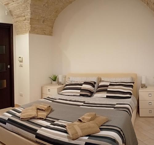 ein Schlafzimmer mit einem großen Bett, auf dem Handtücher liegen in der Unterkunft Dimora Giulia Superba in Terlizzi