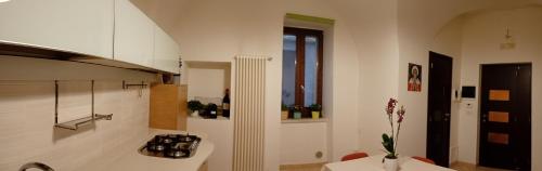 eine Küche mit weißen Wänden, einer Spüle und einem Fenster in der Unterkunft Dimora Giulia Superba in Terlizzi