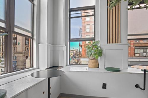 ein Zimmer mit einem großen Fenster und Blick auf eine Stadt in der Unterkunft CityNest New York in New York