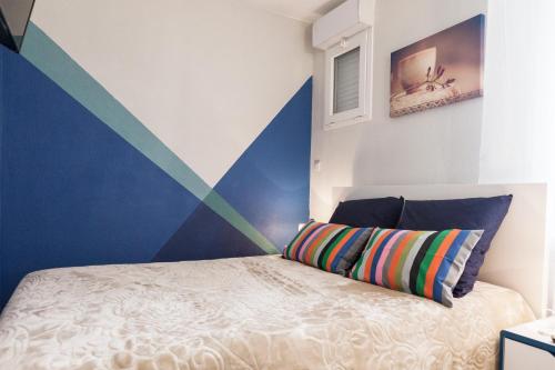 Postel nebo postele na pokoji v ubytování Bright 2-Bedroom Duplex Apartment near Gare Saint-Jean with Parking