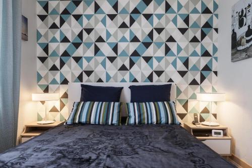 Postel nebo postele na pokoji v ubytování Bright 2-Bedroom Duplex Apartment near Gare Saint-Jean with Parking