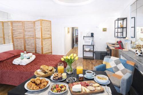 a living room with a table with food on it at Château Walk Studio Appartement in Fontainebleau