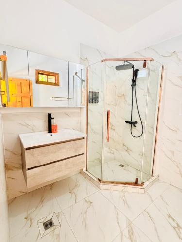 a bathroom with a shower and a sink at DUBAI by luxury Atitlan in San Pedro La Laguna