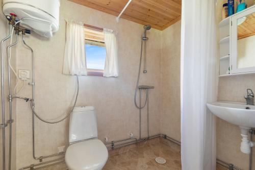 ein Badezimmer mit Dusche, Toilette und Waschbecken in der Unterkunft Calm in Nyland