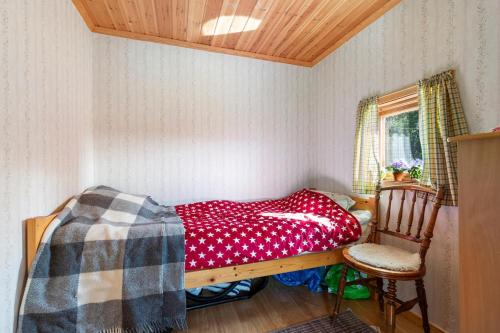 ein kleines Schlafzimmer mit einem Bett und einem Stuhl in der Unterkunft Calm in Nyland